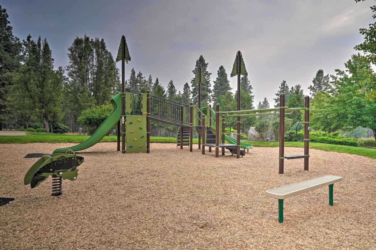 Chalet At Running Y Resort With Wraparound Deck! Klamath Falls Bagian luar foto