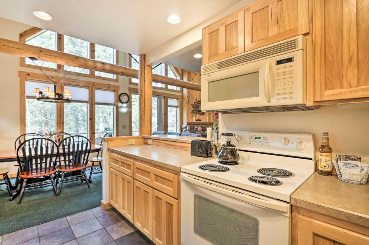 Chalet At Running Y Resort With Wraparound Deck! Klamath Falls Bagian luar foto