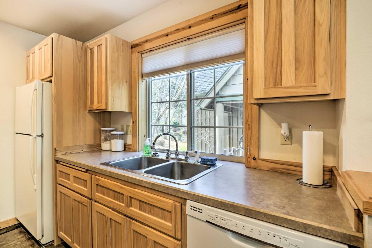 Chalet At Running Y Resort With Wraparound Deck! Klamath Falls Bagian luar foto