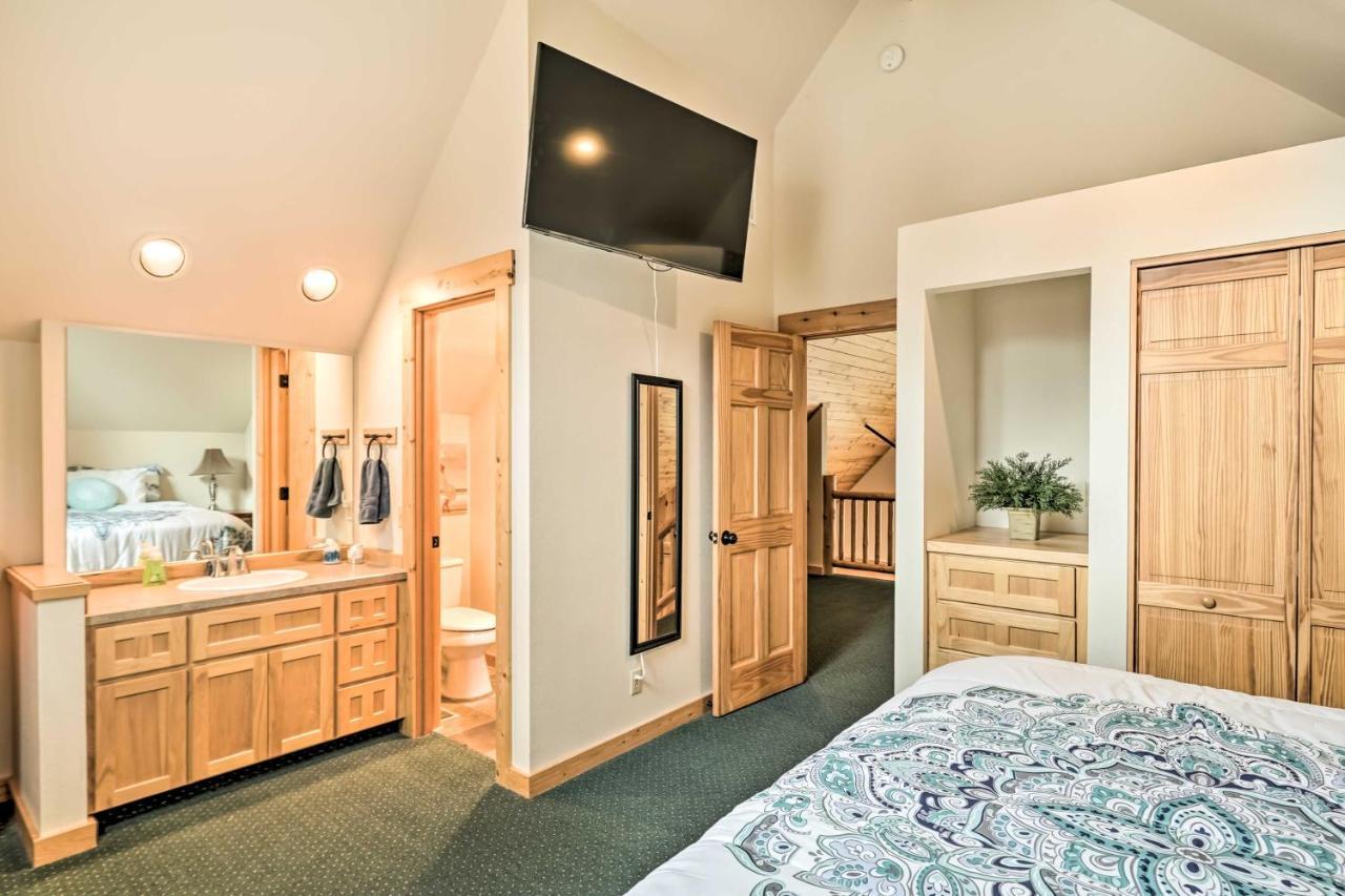 Chalet At Running Y Resort With Wraparound Deck! Klamath Falls Bagian luar foto