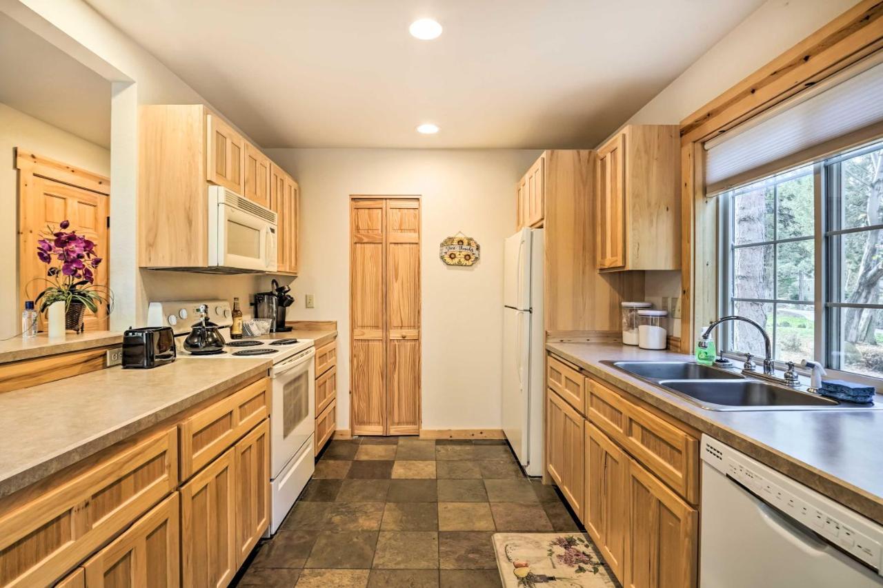 Chalet At Running Y Resort With Wraparound Deck! Klamath Falls Bagian luar foto